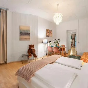 Apartment 33 S-bahn Schönhauser Allee, Berlin